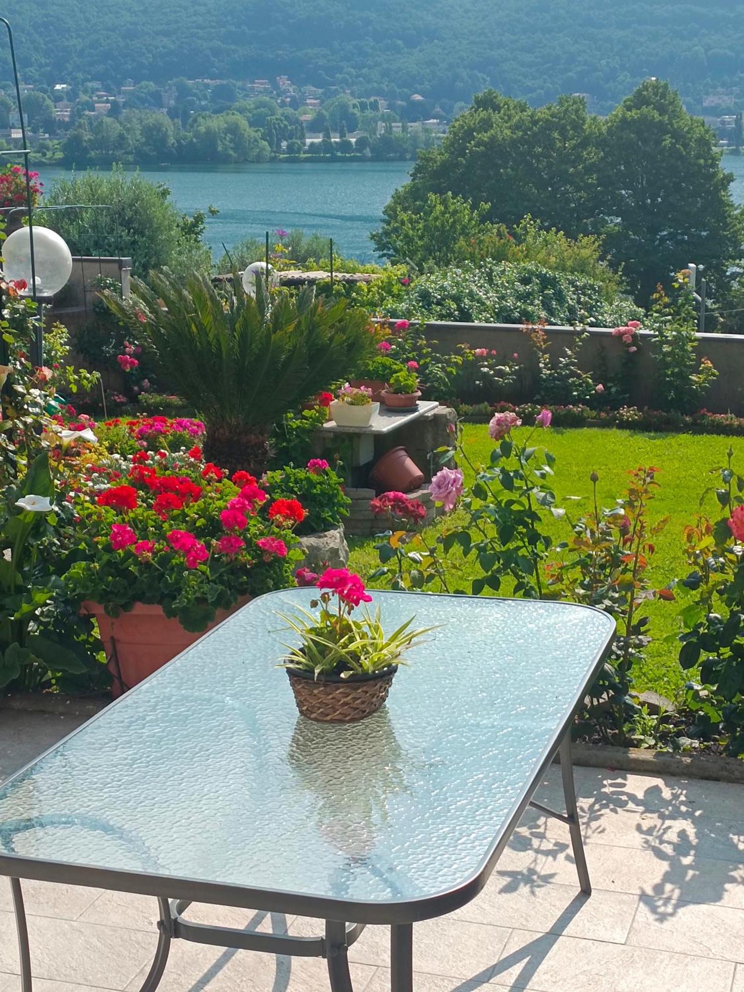 Le Rose Sul Lago Pescate Exterior foto
